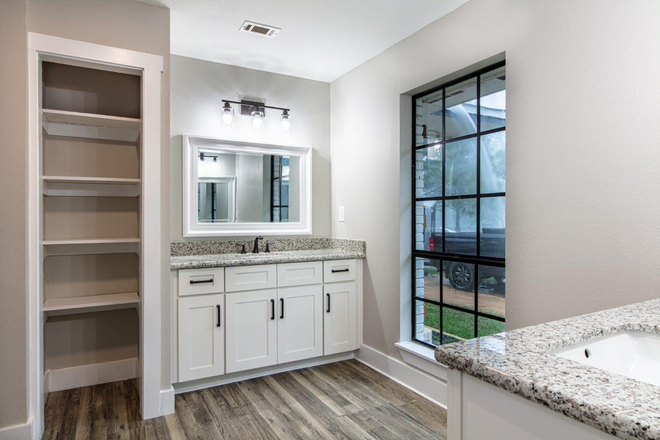 1414 Red Oak Drive Crestview, FL 32539 - Photo 20 of 34 a bathroom with a sink and a mirror