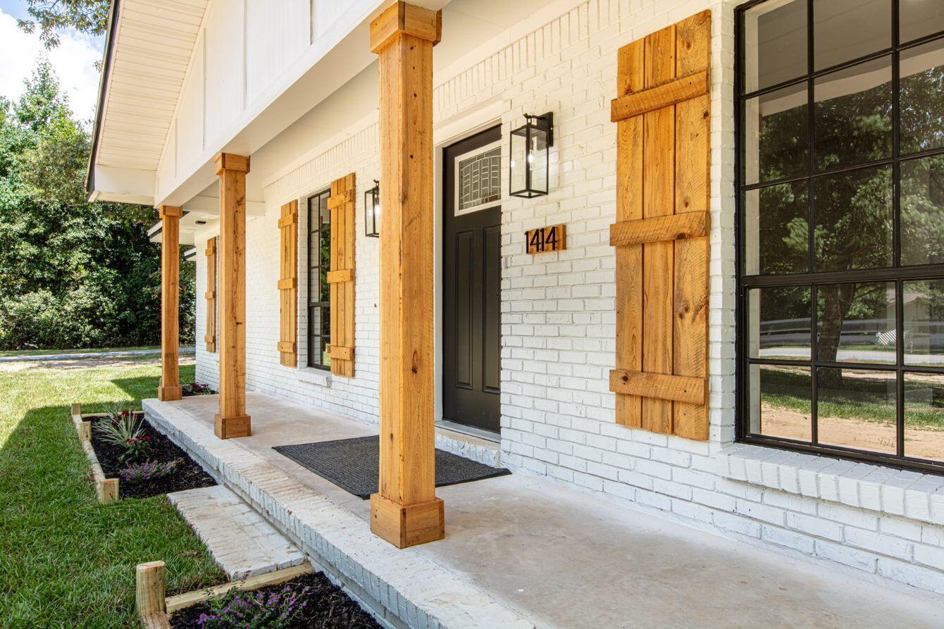 1414 Red Oak Drive Crestview, FL 32539 - Photo 2 of 34 a front view of a house with a yard