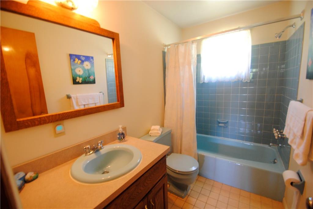127 McCoy Place Road Sewickley, PA 15143 - Photo 14 of 23 Full bath near the bedrooms.
