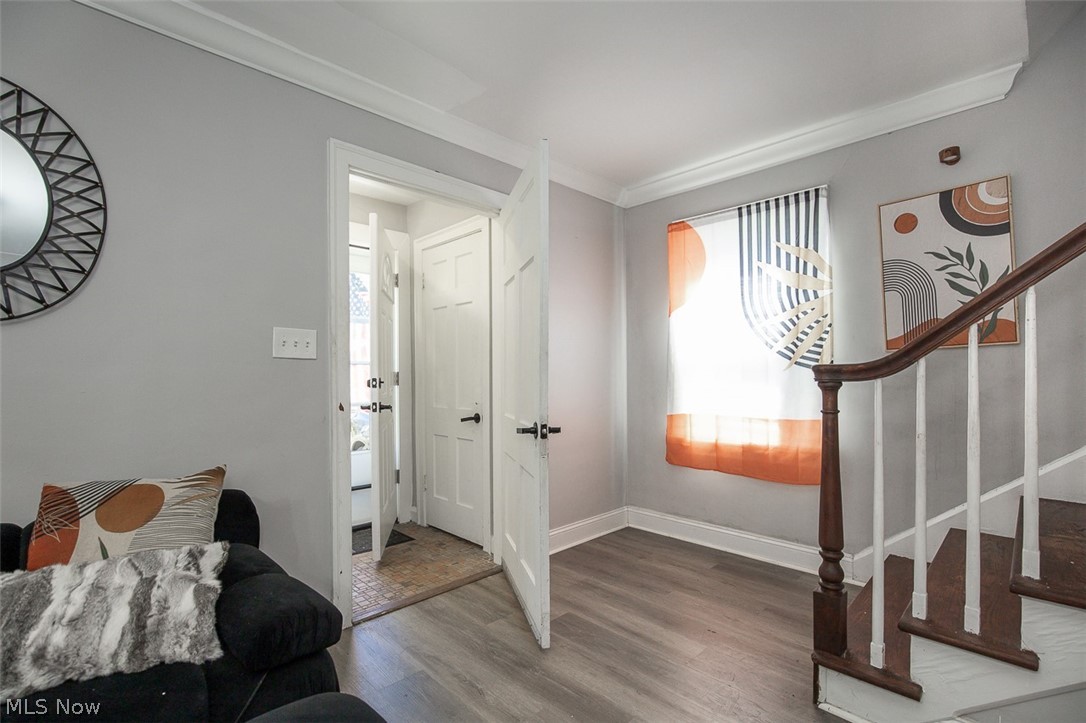 982 Roanoke Road Cleveland Heights, OH 44121 - Photo 2 of 33 Entryway with staircase.