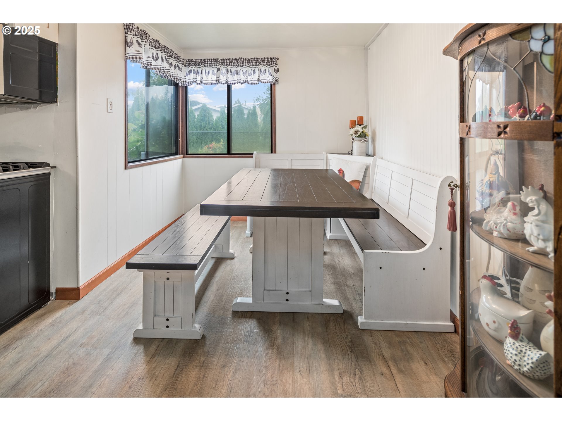 16326 Butteville Road Northeast Woodburn, OR 97071 - Photo 22 of 48 a living room with furniture and a floor to ceiling window