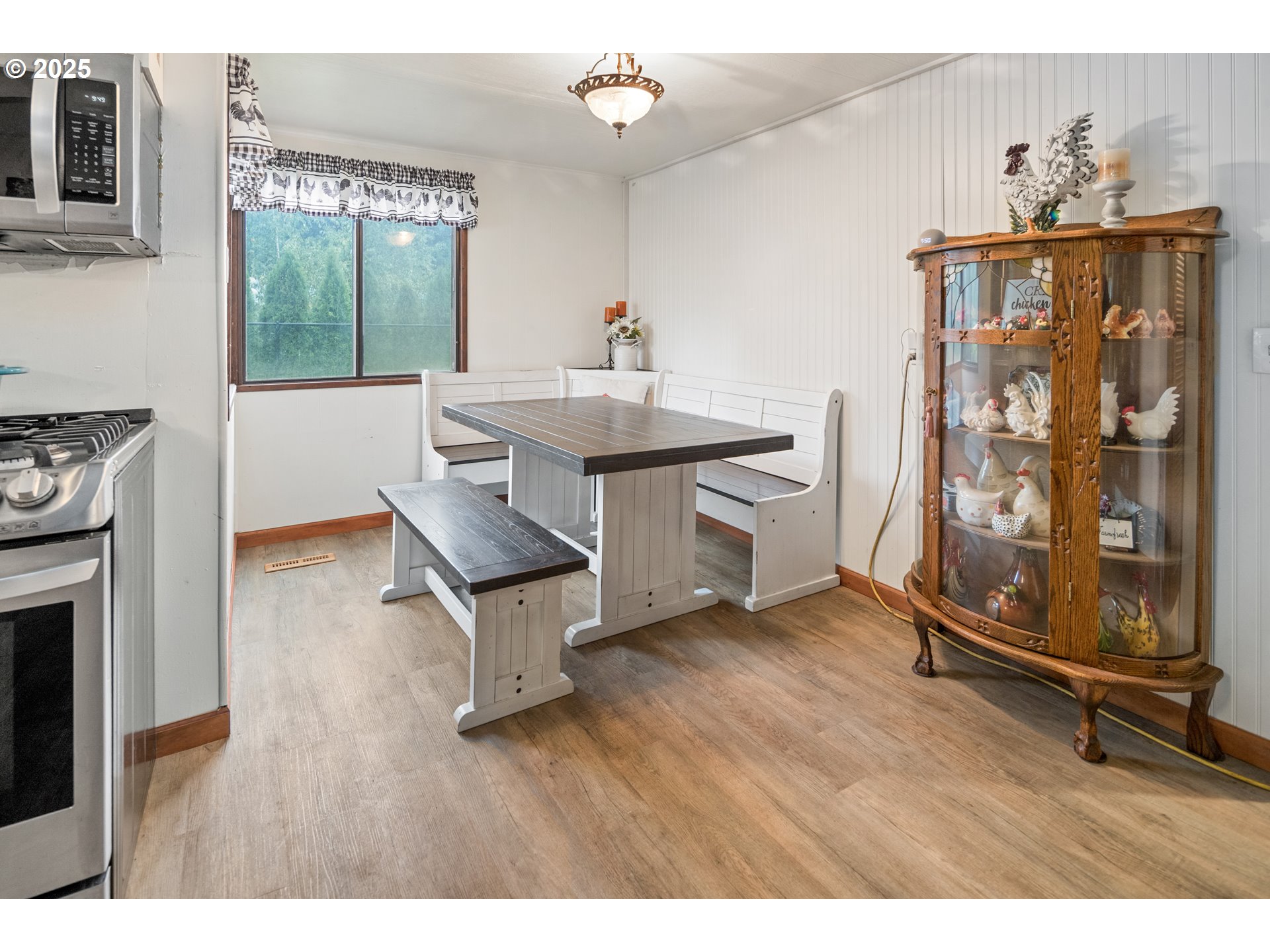 16326 Butteville Road Northeast Woodburn, OR 97071 - Photo 23 of 48 a living room with furniture a flat screen tv and a fireplace