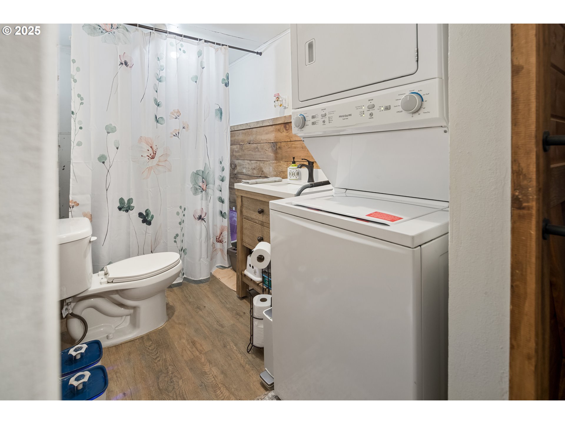 16326 Butteville Road Northeast Woodburn, OR 97071 - Photo 28 of 48 a utility room with dryer and washer