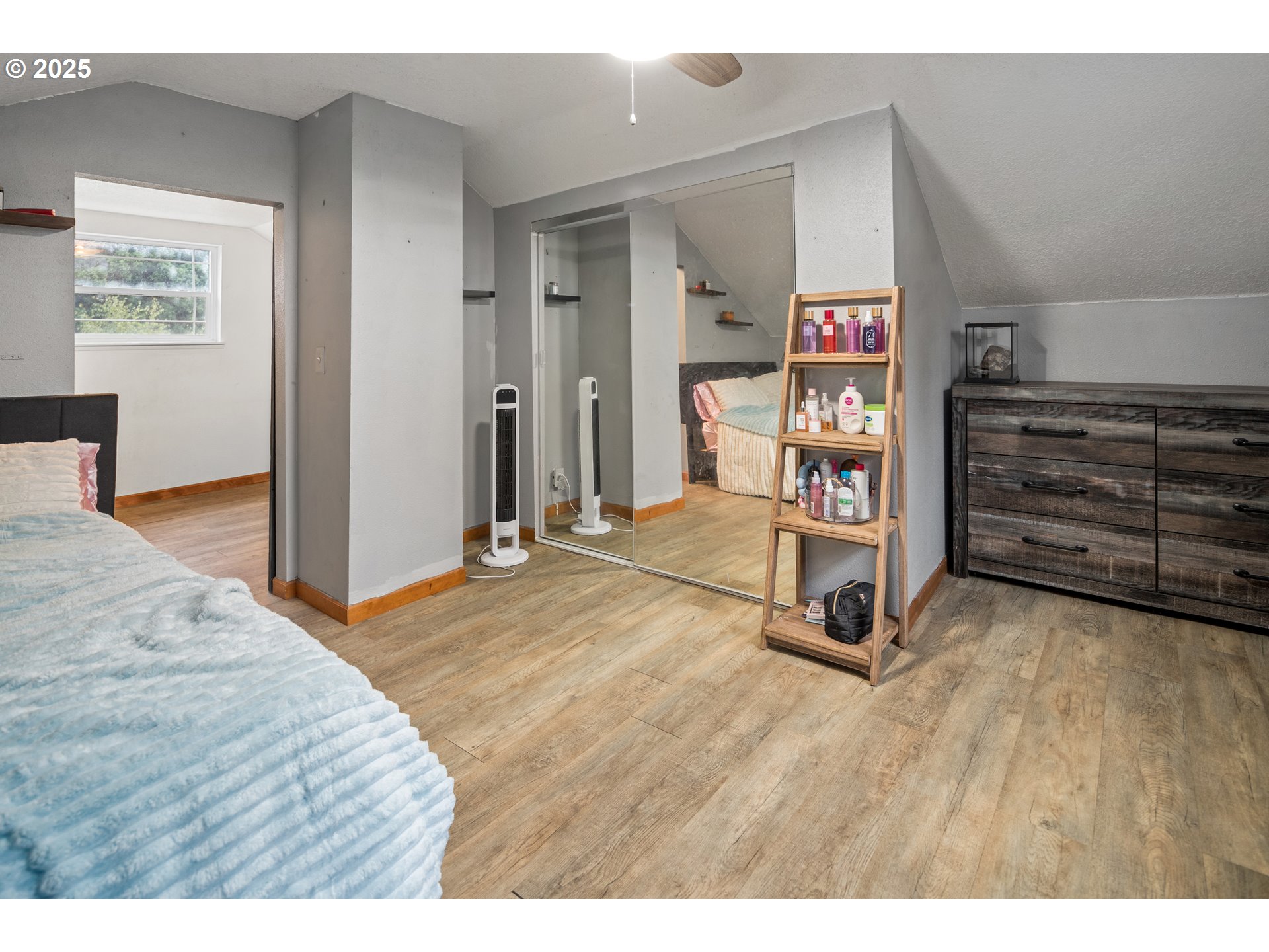 16326 Butteville Road Northeast Woodburn, OR 97071 - Photo 31 of 48 a view of a livingroom with furniture
