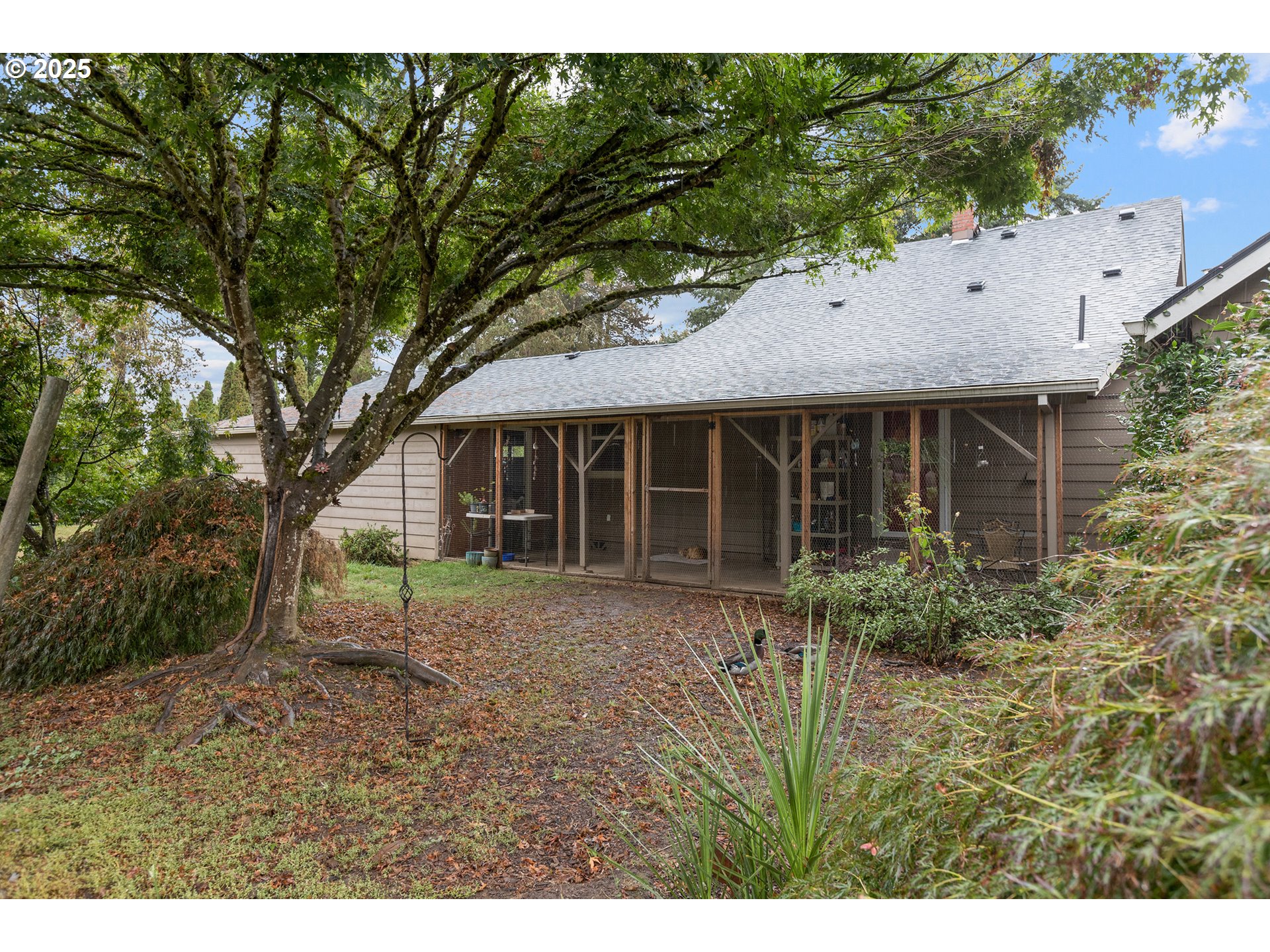 16326 Butteville Road Northeast Woodburn, OR 97071 - Photo 38 of 48 a house view with a backyard space
