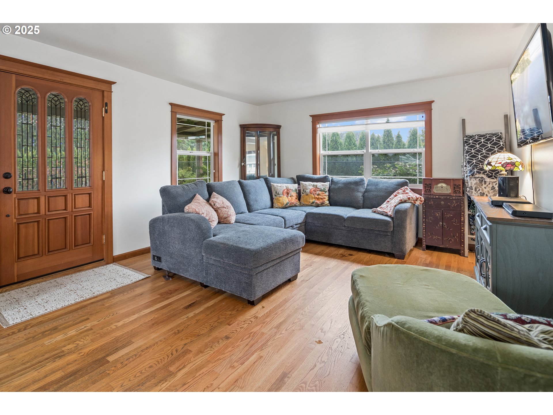 16326 Butteville Road Northeast Woodburn, OR 97071 - Photo 4 of 48 a living room with furniture and a window
