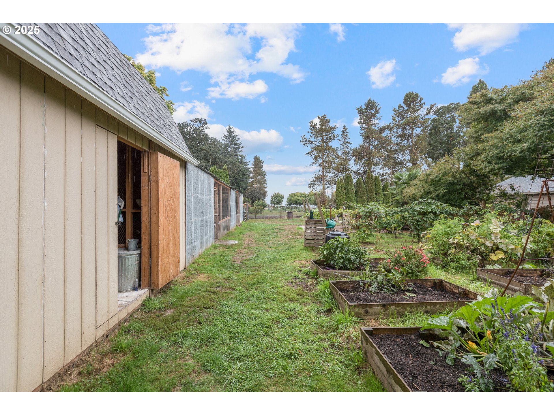 16326 Butteville Road Northeast Woodburn, OR 97071 - Photo 44 of 48 a view of a backyard