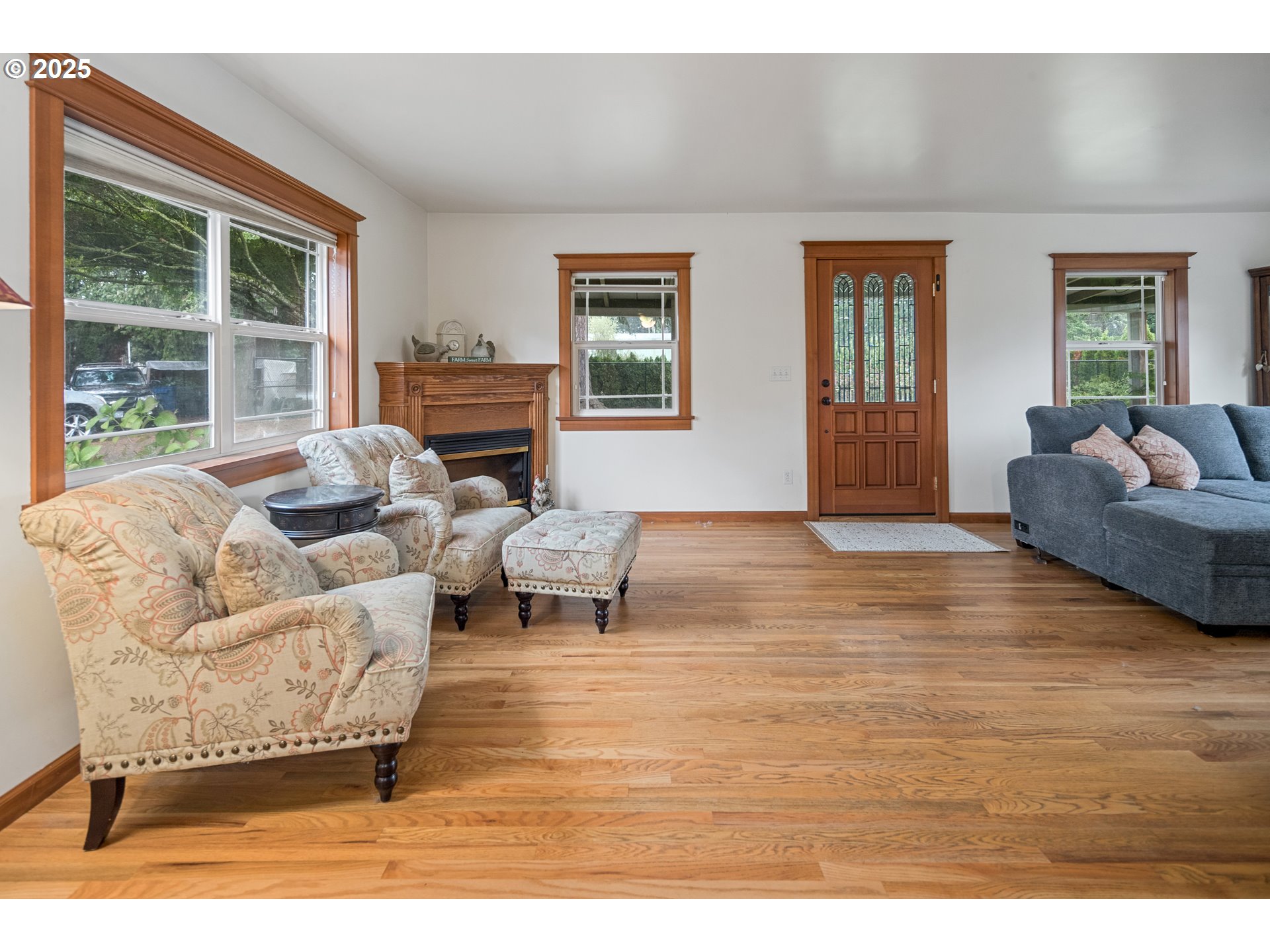 16326 Butteville Road Northeast Woodburn, OR 97071 - Photo 10 of 48 a living room with furniture window and wooden floor