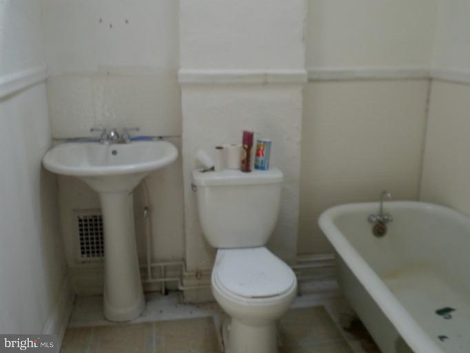 4018 Falls Road Baltimore, MD 21211 - Photo 5 of 19 Bath