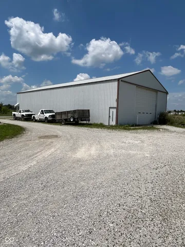 $950,000 | 8186 East County Road 200 North, Avon, IN 46123