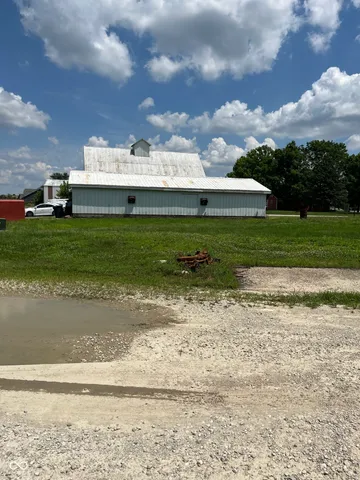 $950,000 | 8186 East County Road 200 North, Avon, IN 46123