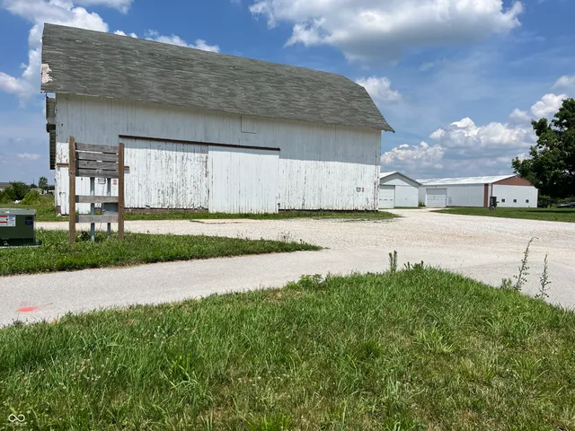 $950,000 | 8186 East County Road 200 North, Avon, IN 46123