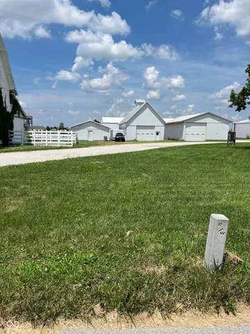 $950,000 | 8186 East County Road 200 North, Avon, IN 46123