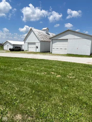 $950,000 | 8186 East County Road 200 North, Avon, IN 46123