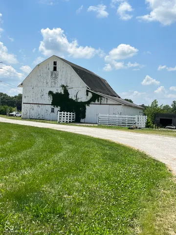$950,000 | 8186 East County Road 200 North, Avon, IN 46123