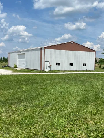 $950,000 | 8186 East County Road 200 North, Avon, IN 46123
