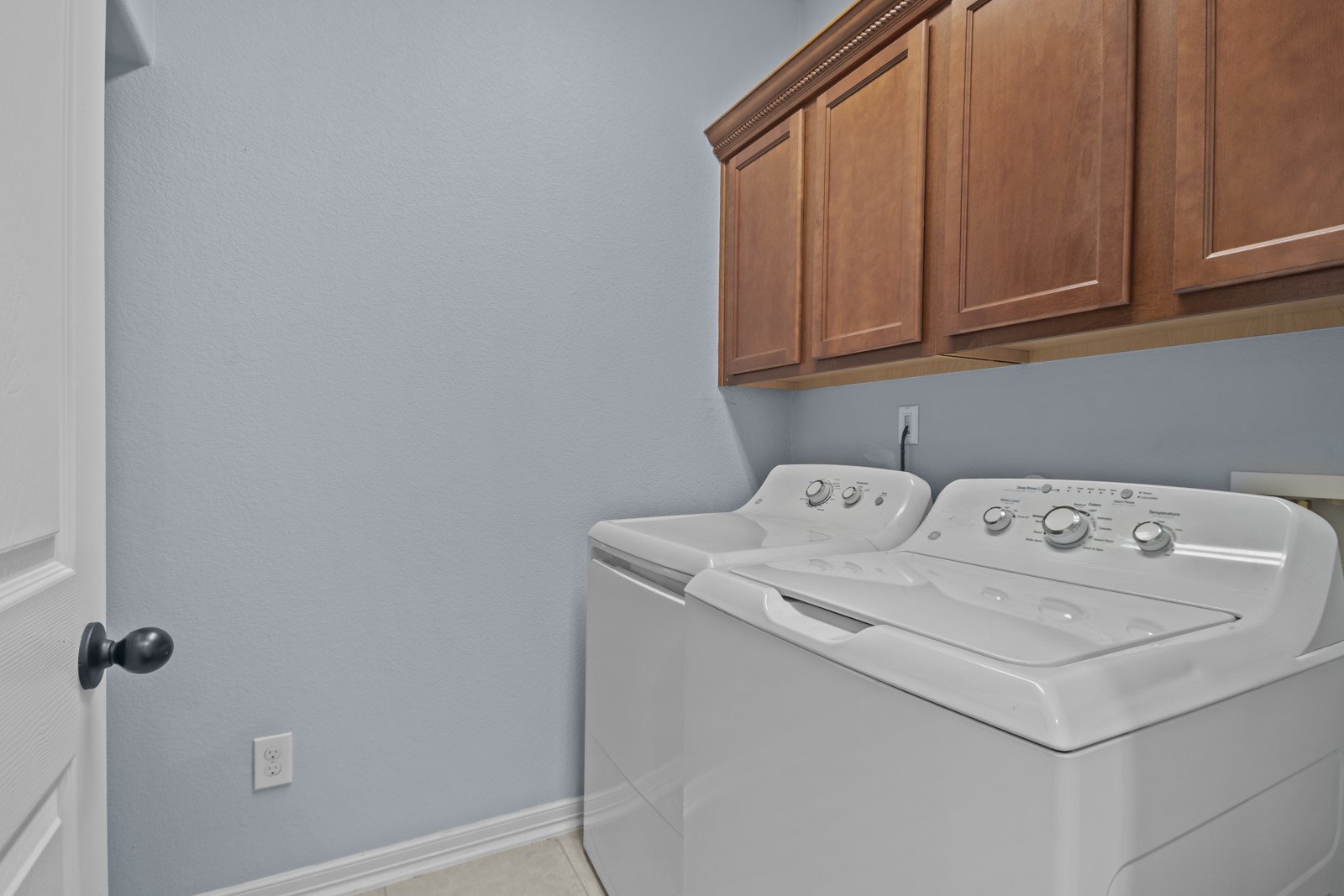 245 Razzmatazz Trail Buda, TX 78610 - Photo 34 of 40 Laundry area with cabinet space and independent washer and dryer
