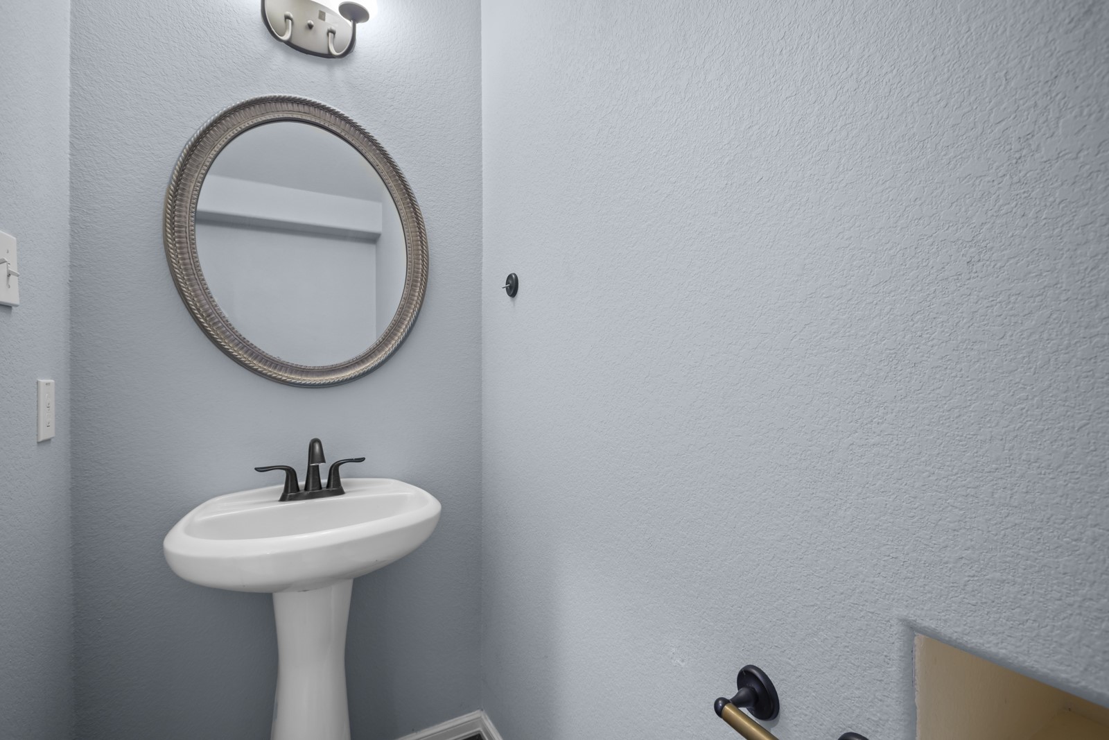 245 Razzmatazz Trail Buda, TX 78610 - Photo 35 of 40 Bathroom featuring a textured wall