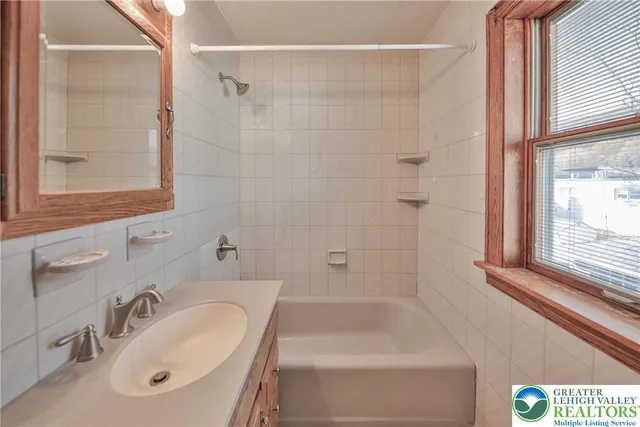 $1,800 | 507 George Street, Pen Argyl, PA 18072