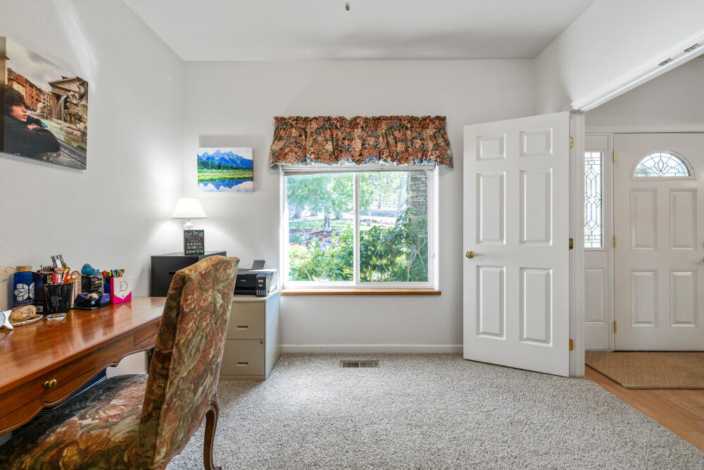 10046 Dowitcher Road Klamath Falls, OR 97601 - Photo 7 of 73 10046DowitcherRd-39