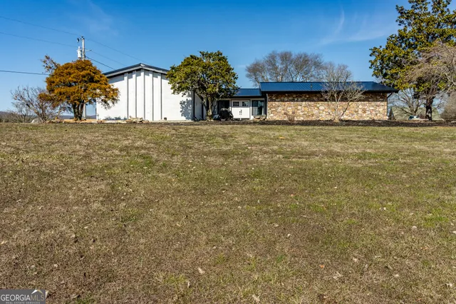 a view of a house with a yard