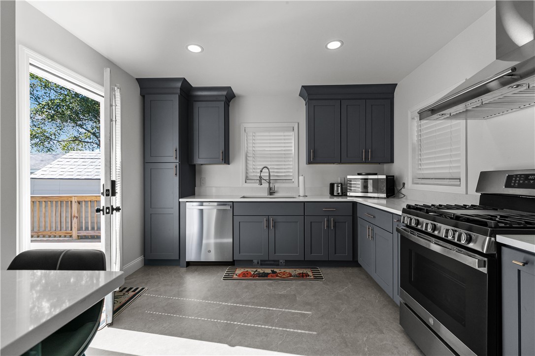 12 Phillips Avenue Middletown, RI 02842 - Photo 2 of 23