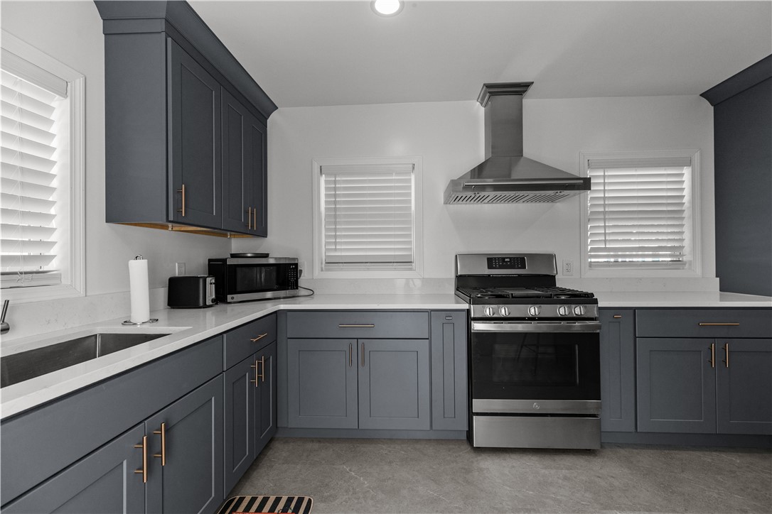 12 Phillips Avenue Middletown, RI 02842 - Photo 3 of 23