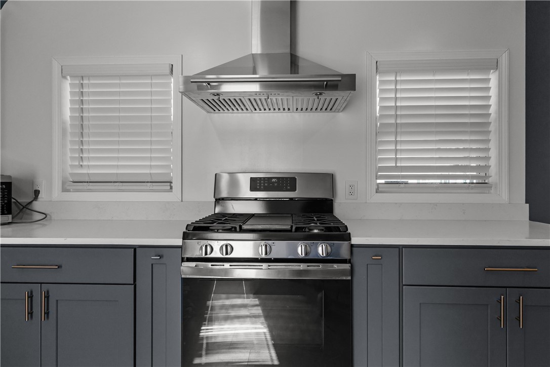 12 Phillips Avenue Middletown, RI 02842 - Photo 4 of 23