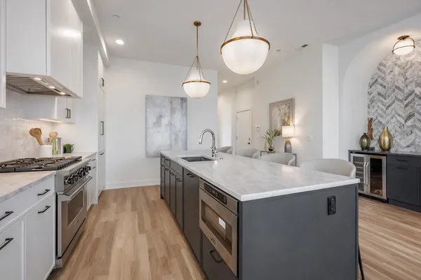$965,000 | 2129 North Damen Avenue, Unit 2S, Chicago, IL 60647
