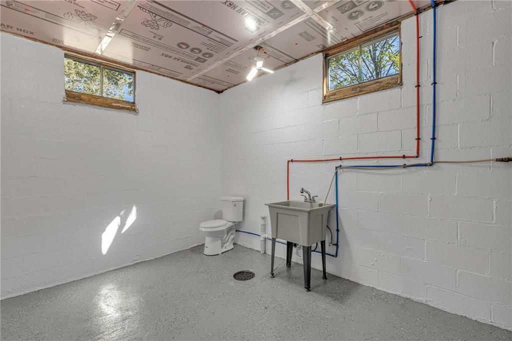 601 Center Avenue Pittsburgh, PA 15202 - Photo 28 of 48 a bathroom with a toilet