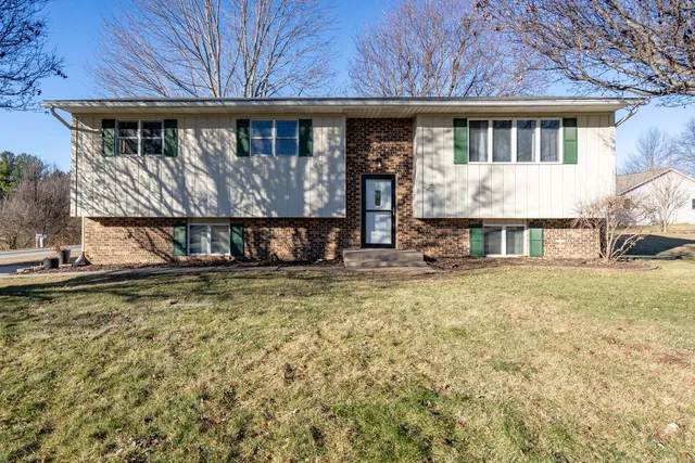 $205,000 | 903 17th Street, Viola, IL 61486