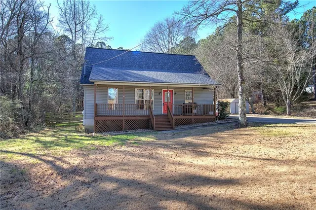 a view of a house with a yard