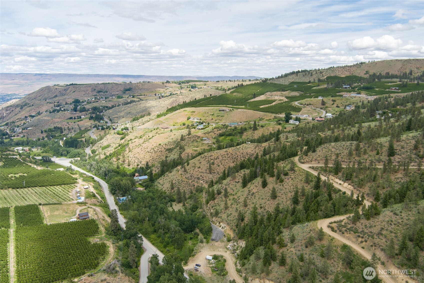 35 Watchman Lane Wenatchee, WA 98801 - Photo 20 of 36 a view of a city with mountains in background
