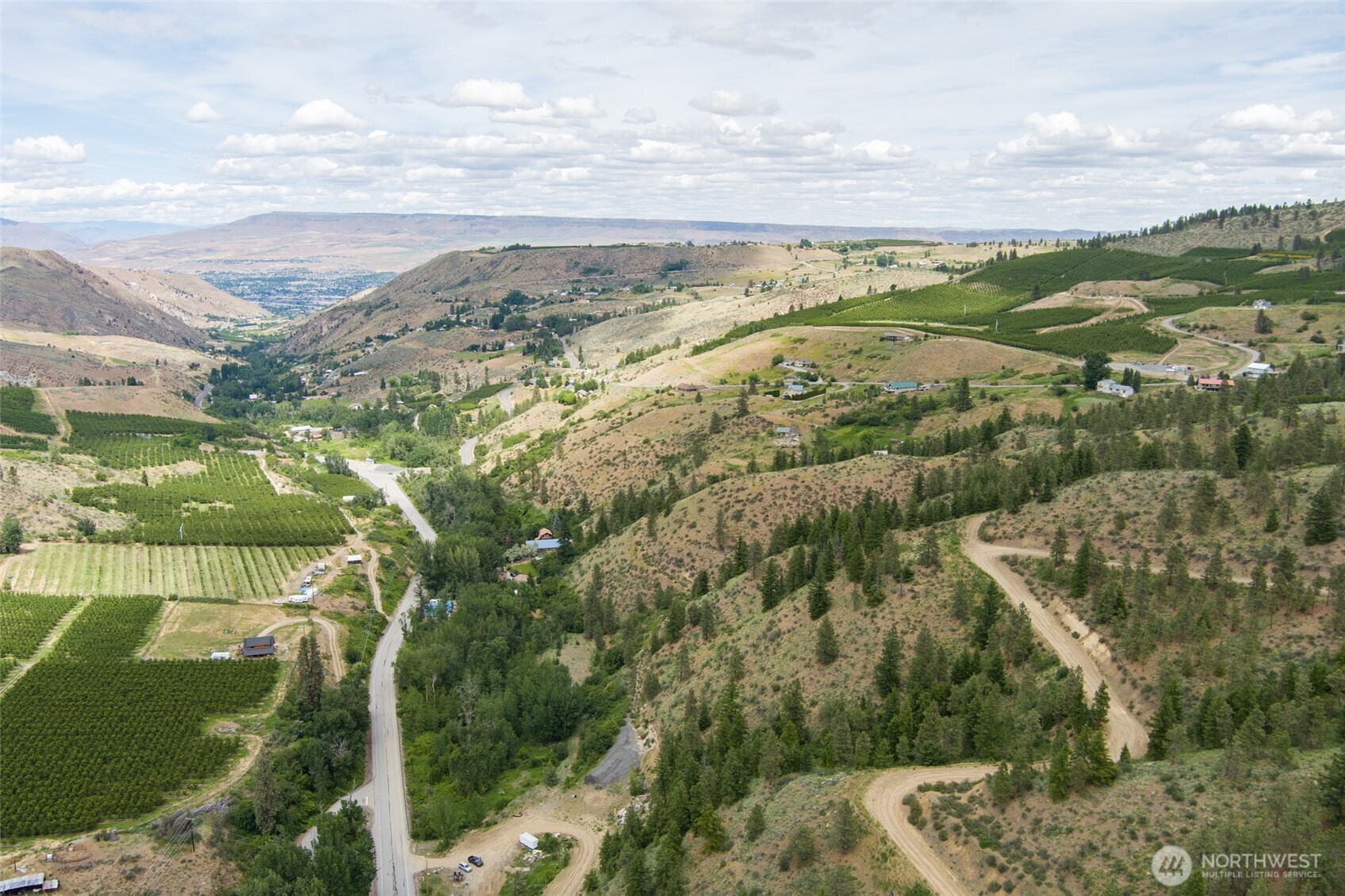 35 Watchman Lane Wenatchee, WA 98801 - Photo 21 of 36 a view of a city with mountains in the background
