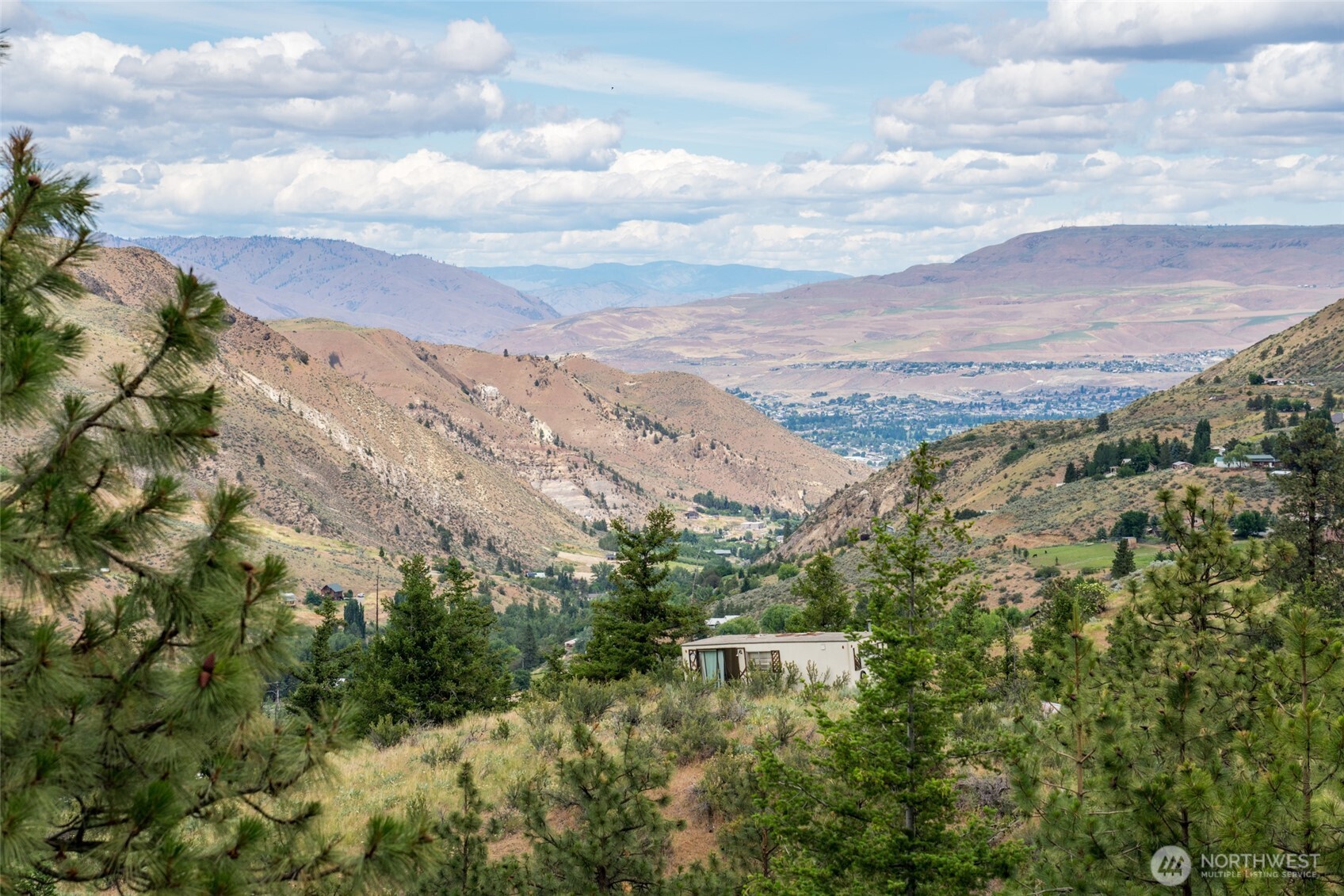 35 Watchman Lane Wenatchee, WA 98801 - Photo 23 of 36 a view of a city with mountains in the background