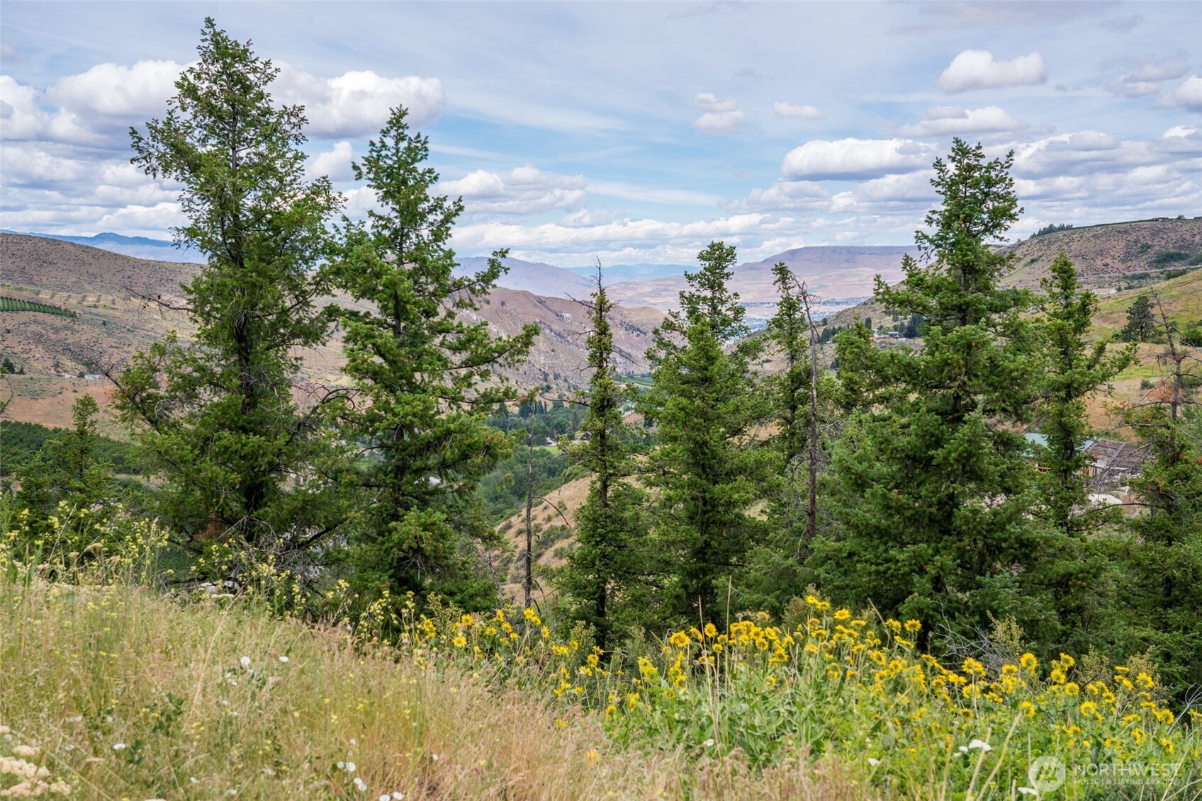 35 Watchman Lane Wenatchee, WA 98801 - Photo 27 of 36 a view of a lake with a building in the background