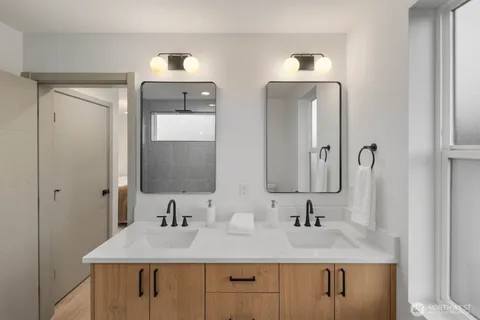 $625,000 | 5921 32nd Avenue Southwest, Unit B, Seattle, WA 98126