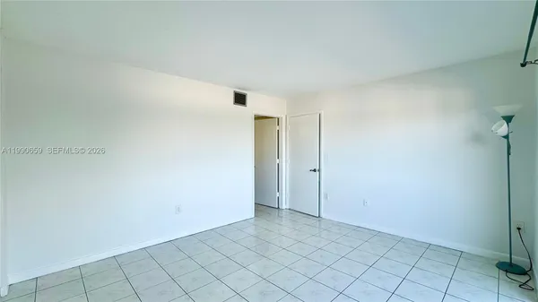 $2,500 | 130 South Shore Drive, Unit 4B, Miami Beach, FL 33141
