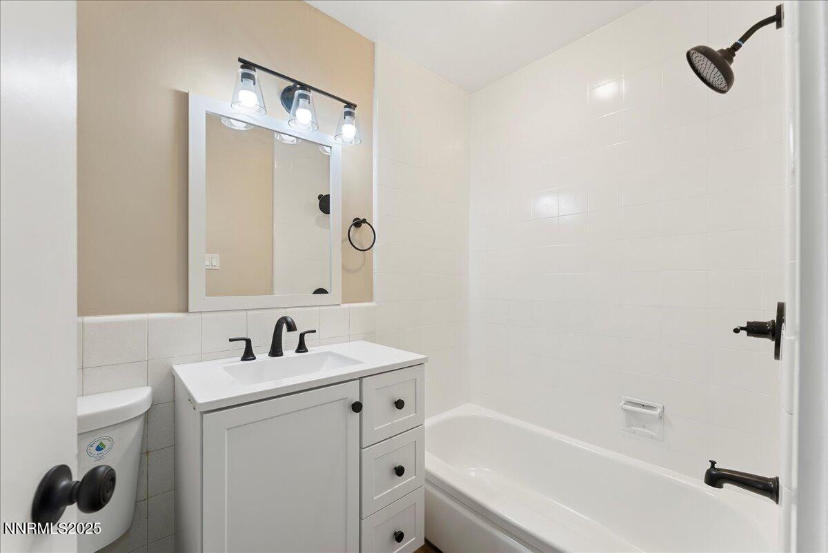 11642 Green Mountain Street Reno, NV 89506 - Photo 15 of 20 a bathroom with a tub sink and mirror