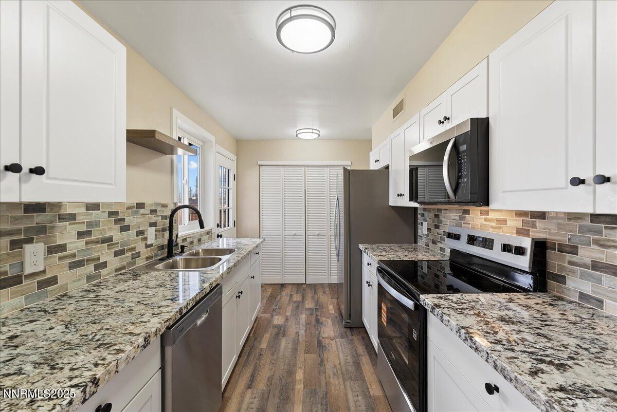 11642 Green Mountain Street Reno, NV 89506 - Photo 7 of 20 a kitchen with stainless steel appliances granite countertop a sink stove and refrigerator