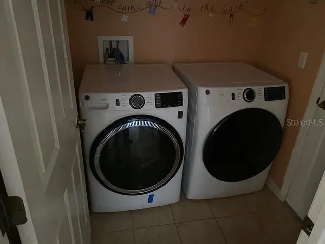 a close up view of a washer and dryer