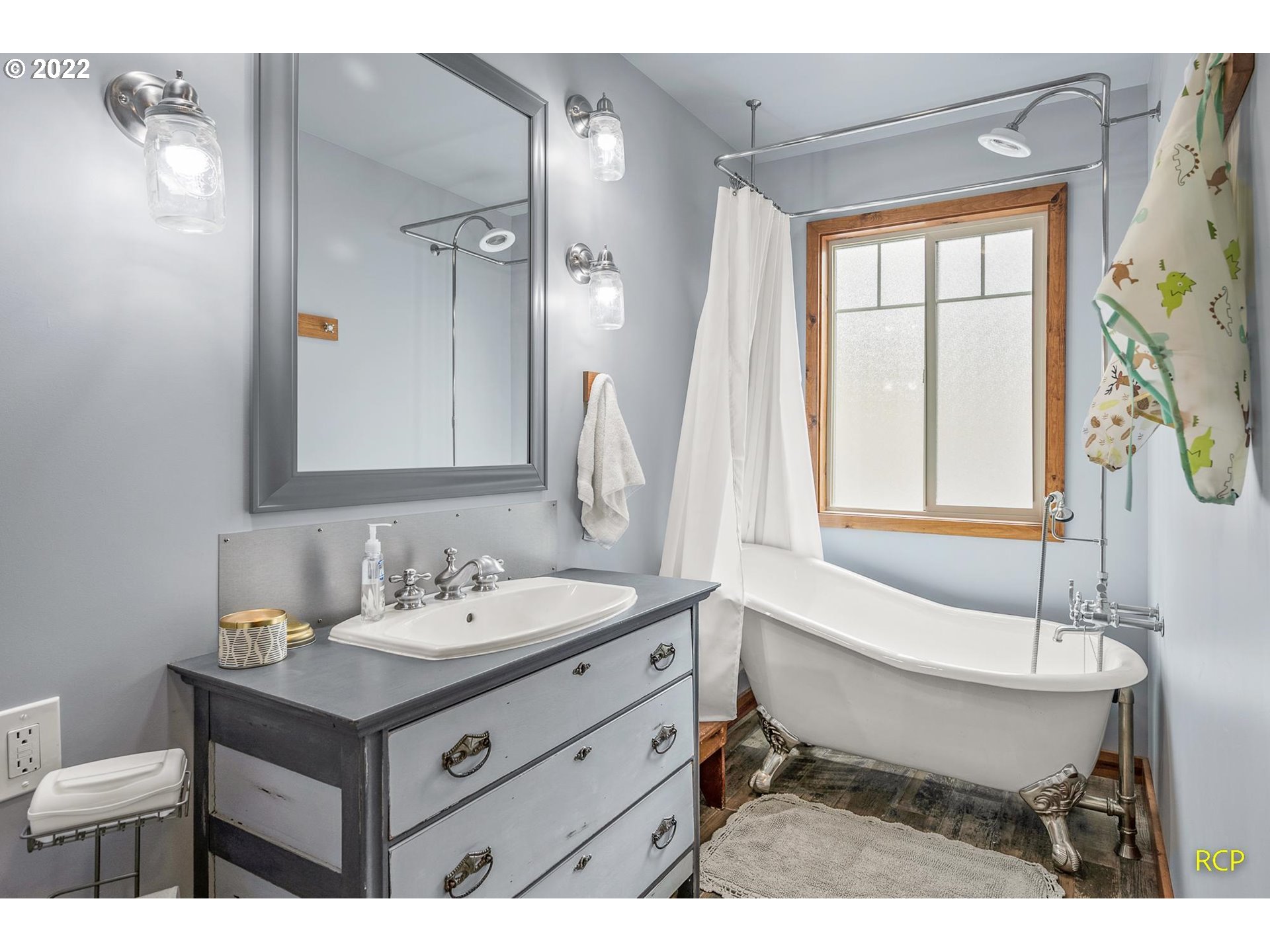 19477 South Rockney Road Colton, OR 97017 - Photo 18 of 25 a bathroom with a tub sink and mirror