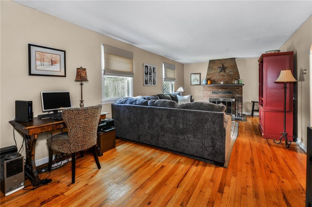 131 Inwood Road Pittsburgh, PA 15237 - Photo 4 of 25 a living room with furniture and a flat screen tv