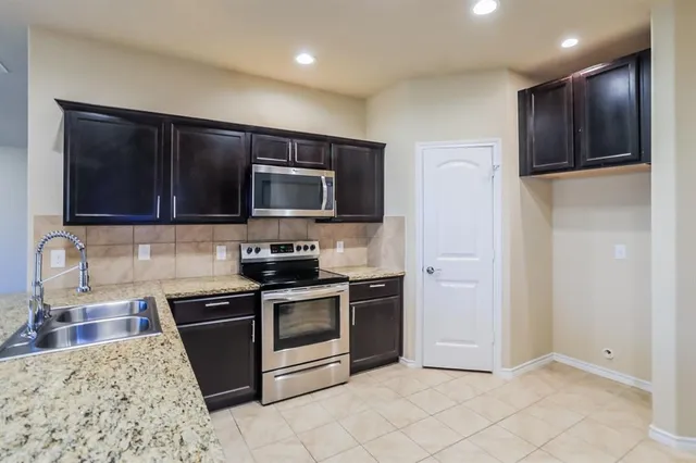 $1,945 | 522 Cantebury Park Lane, Ponder, TX 76259