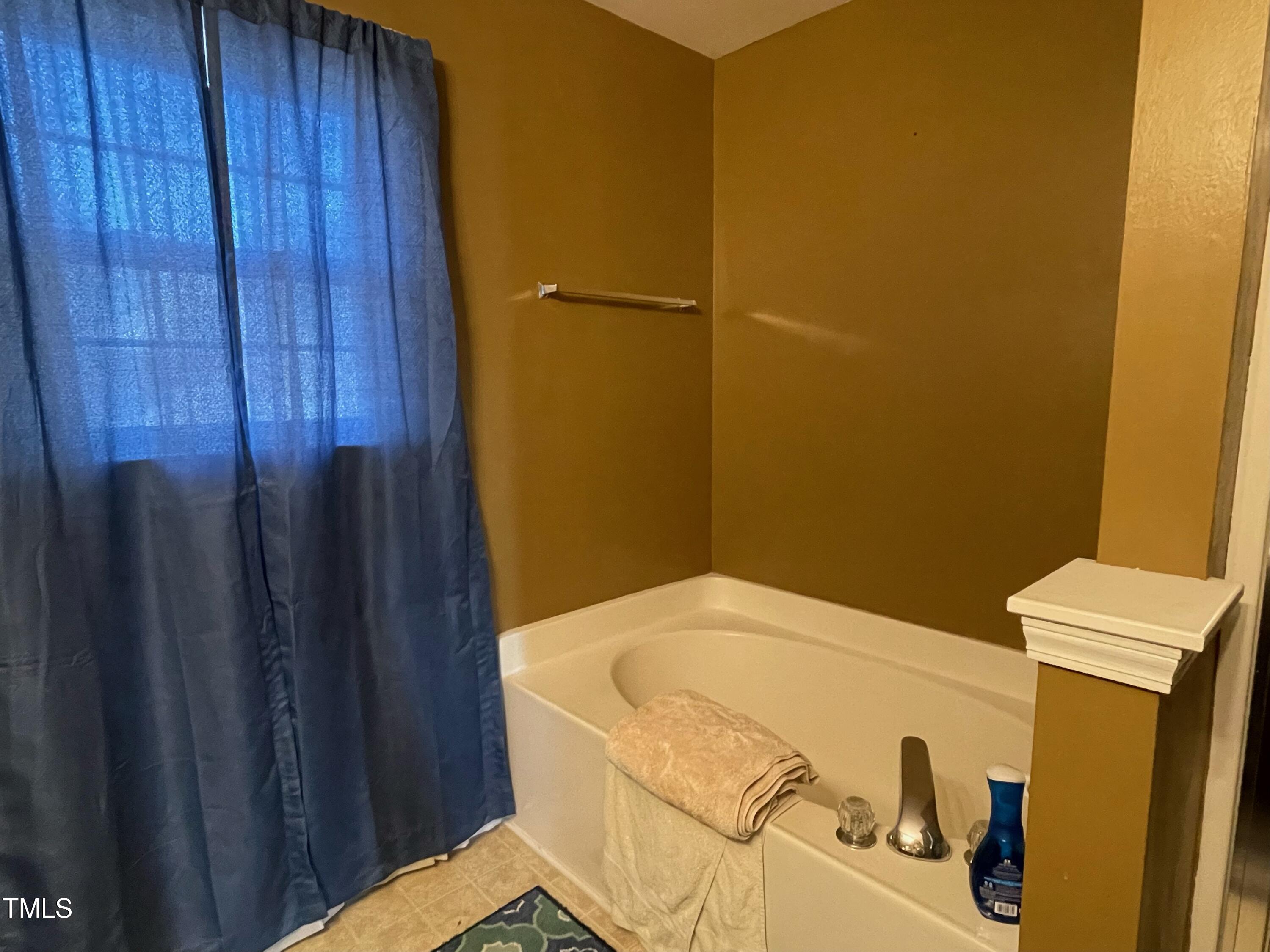 112 Grassy Valley Road Holly Springs, NC 27540 - Photo 30 of 39 a bathroom with a bathtub