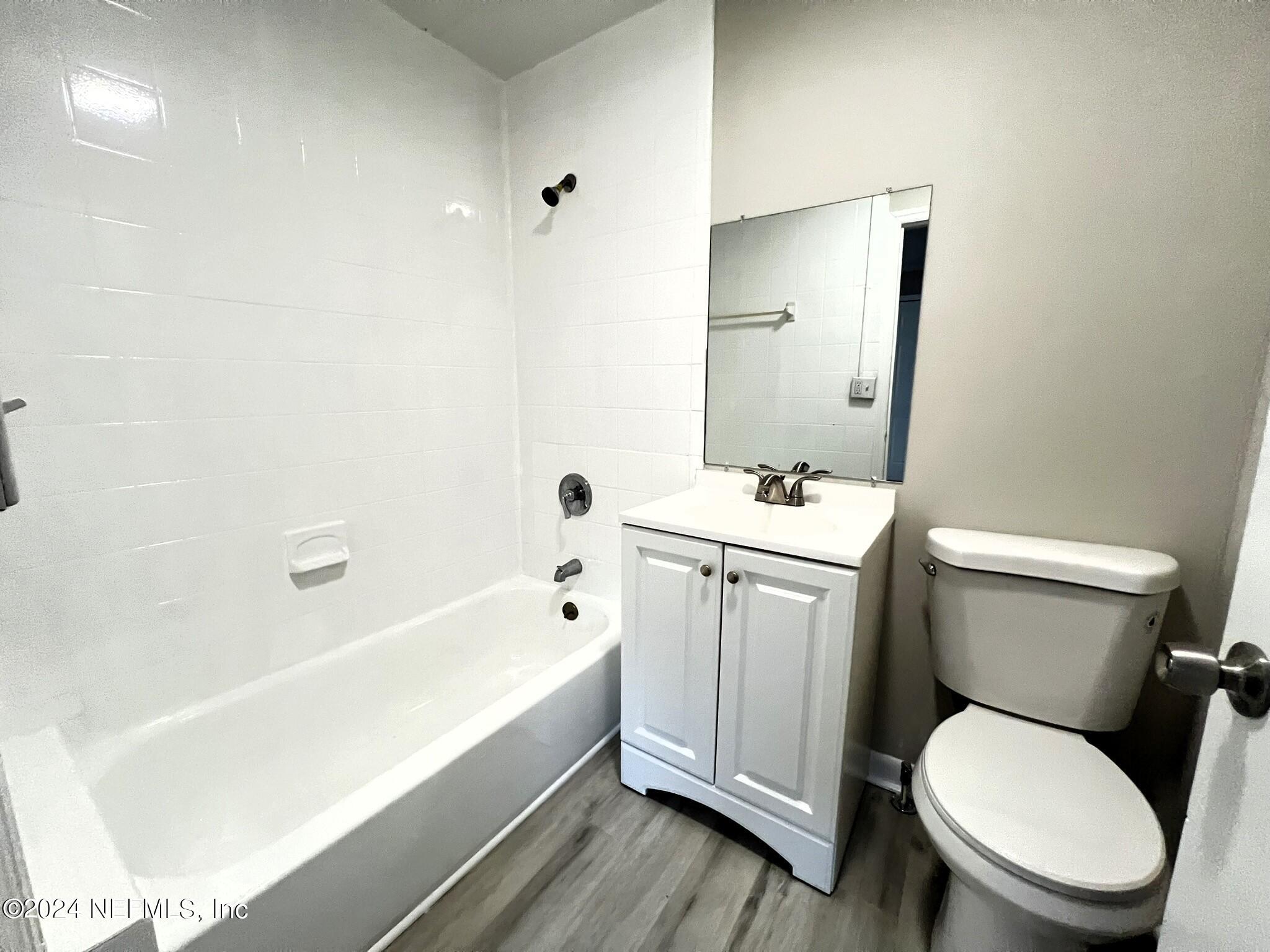 2704 Forman Circle Middleburg, FL 32068 - Photo 10 of 14 a bathroom with a toilet a sink and bathtub