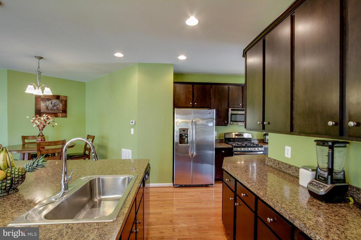 9087 Ribbon Falls Loop Bristow, VA 20136 - Photo 8 of 29 Kitchen