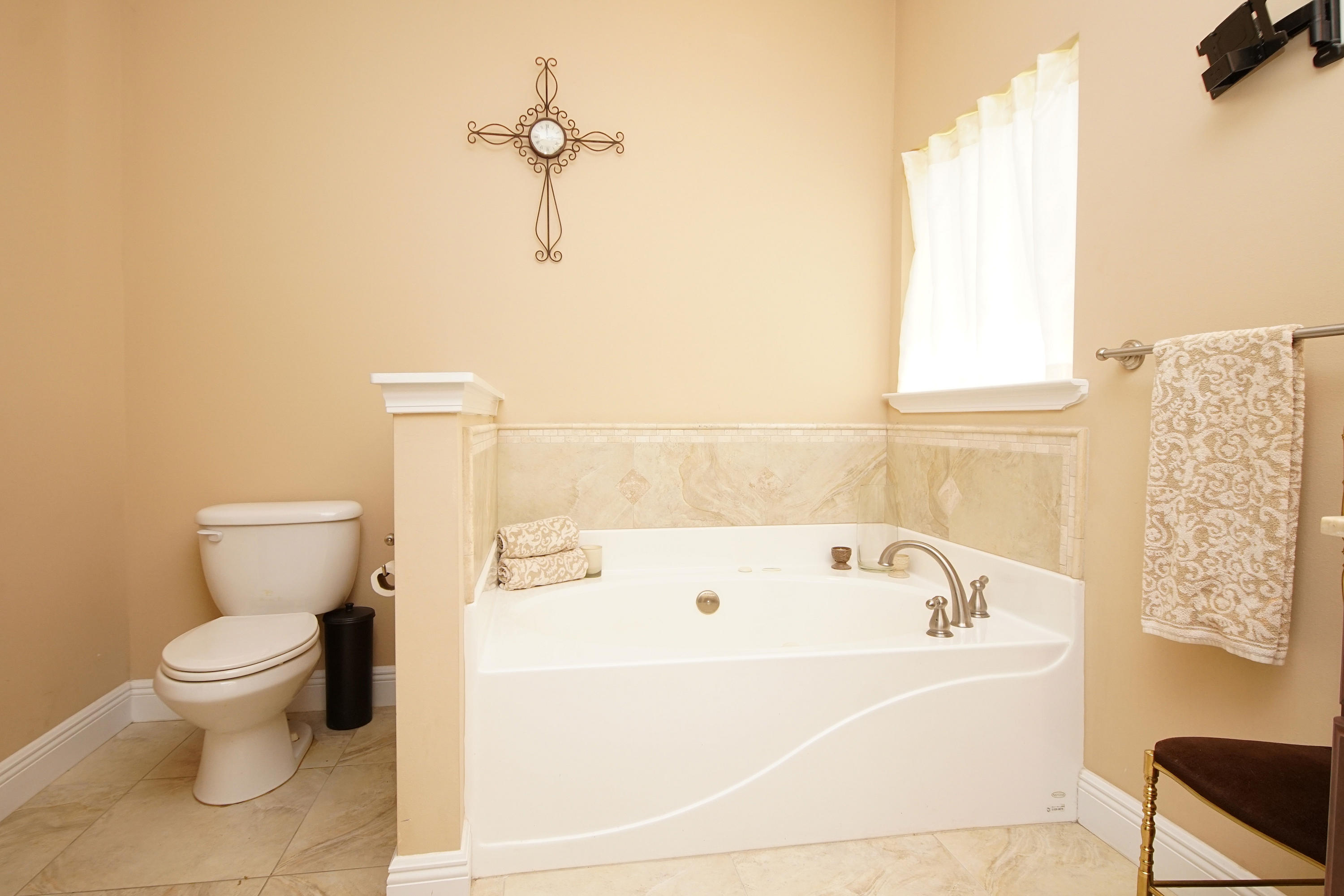 616 Lang Road Fort Walton Beach, FL 32547 - Photo 26 of 54 a bathroom with a bathtub and a toilet