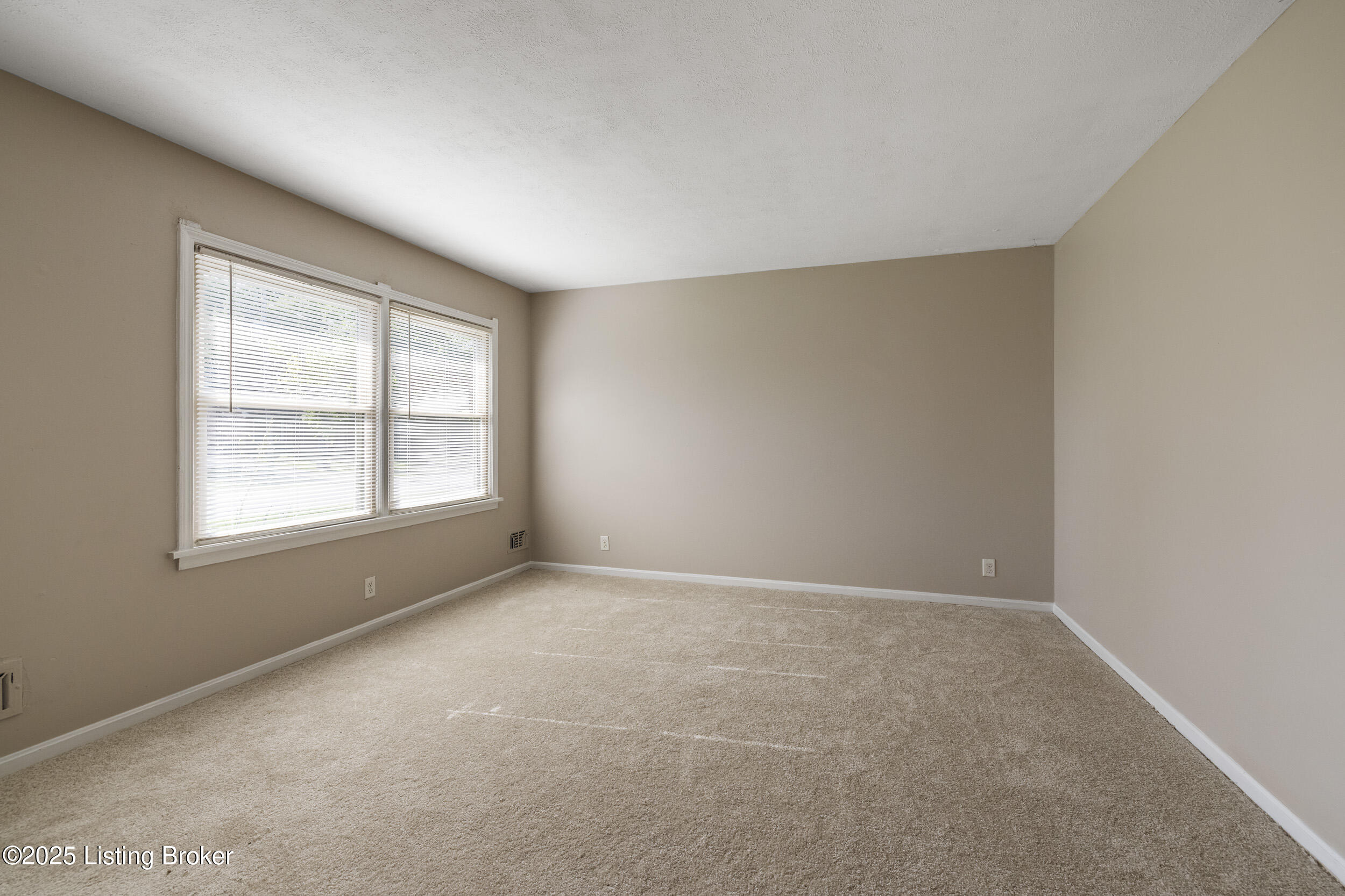8816 Moody Road Louisville, KY 40219 - Photo 17 of 36 3U8A3595
