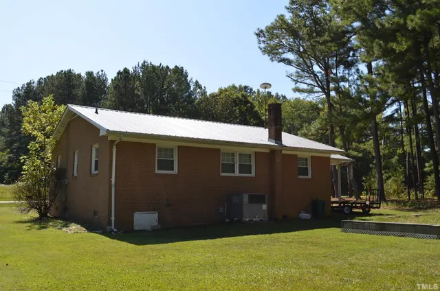 a view of backyard with a garden and trees